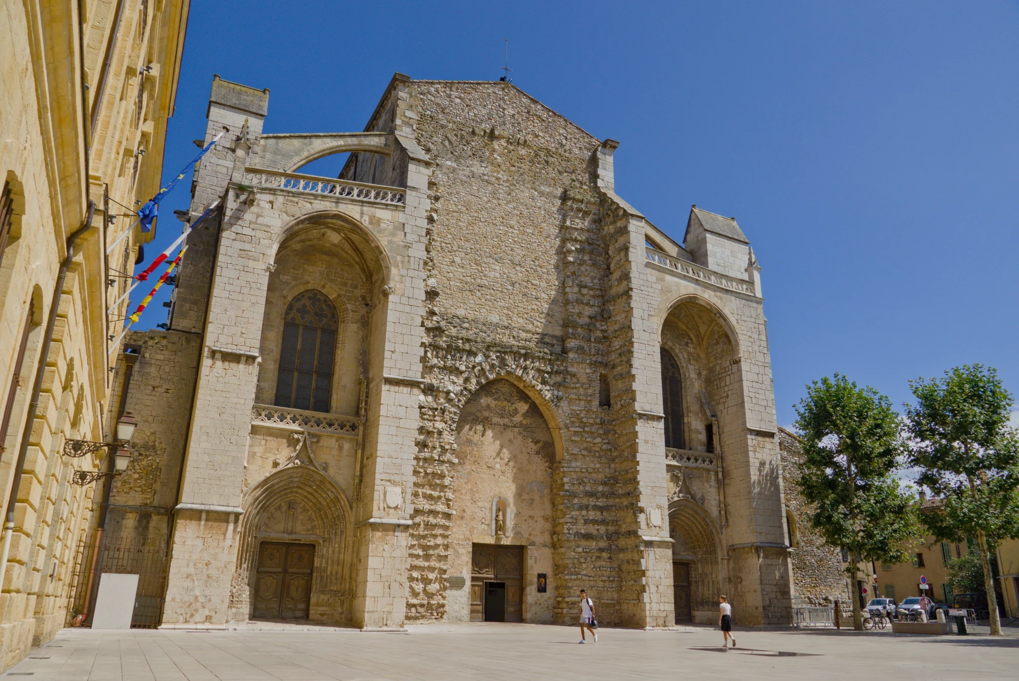 La façade de la basilique Sainte-Marie-Madeleine à Saint-Maximin-la-Sainte-Baume