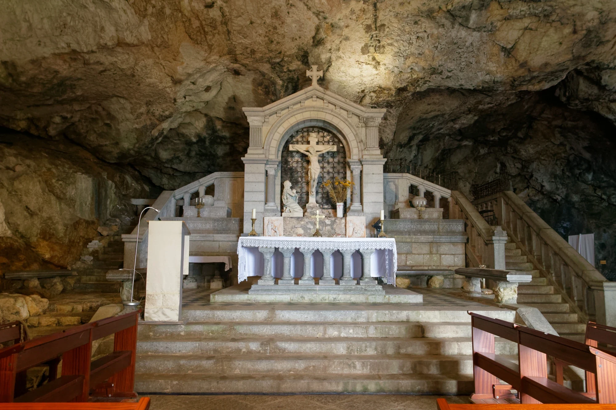 L’autel et le crucifix à l’intérieur de la Grotte de Sainte-Marie-Madeleine, à la Sainte-Baume