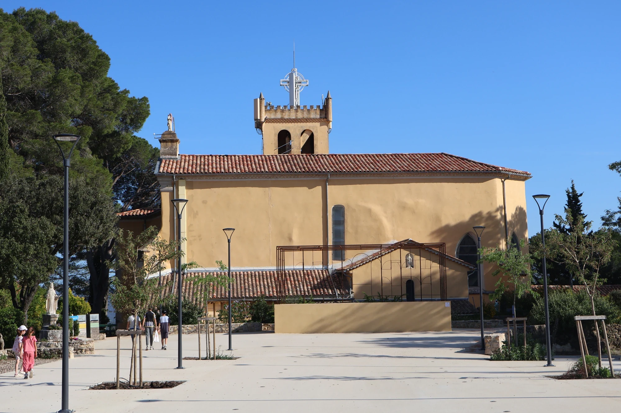 L’église du sanctuaire Notre-Dame de Grâces à Cotignac, son clocher et son parvis